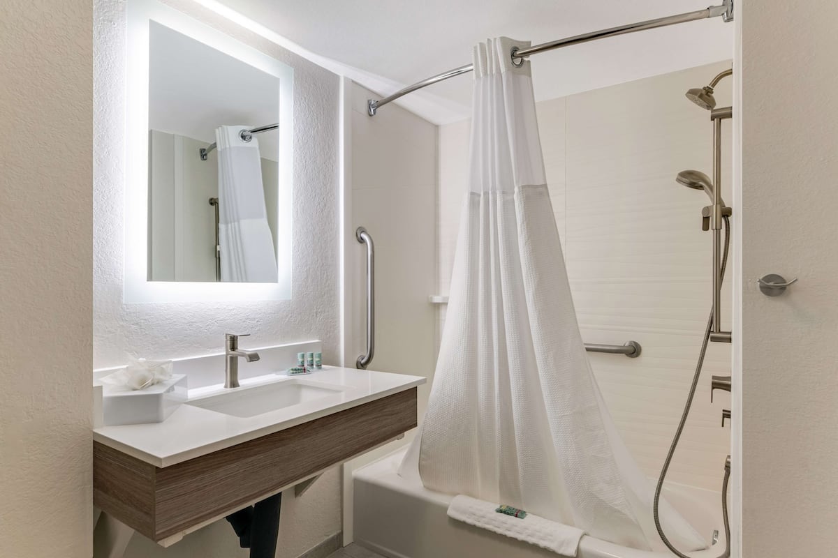 Ensemble douche/baignoire, articles de toilette gratuits, sèche-cheveux