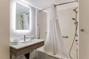 Ensemble douche/baignoire, articles de toilette gratuits, sèche-cheveux