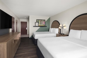 A hotel room with two beds, a TV, a desk, and a lamp. - Best Western Auburndale Inn & Suites (Auburndale)