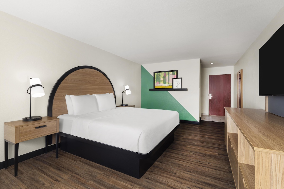 Standard Room, 1 King Bed, Non Smoking, Microwave | Desk, laptop workspace, blackout drapes, iron/ironing board