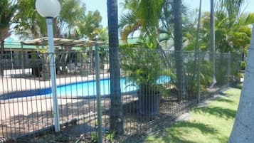 Piscine extérieure, parasols de plage, chaises longues