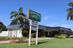 Property entrance - Country Road Motel (Queenton)