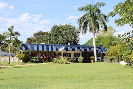 Property grounds. Country Road Motel