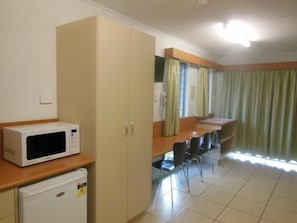 Familienzimmer | Wohnbereich | 32-Zoll-Flachbildfernseher mit Kabelempfang, Fernseher