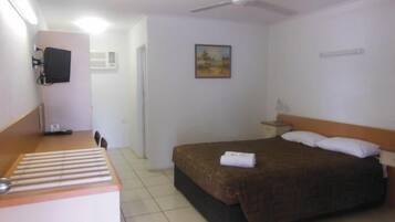 Kamer, niet-roken (Queen) | Een bureau, een laptopwerkplek, een strijkplank/strijkijzer, gratis wifi