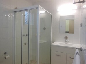Family Room | Bathroom | Shower, free toiletries, hair dryer, towels