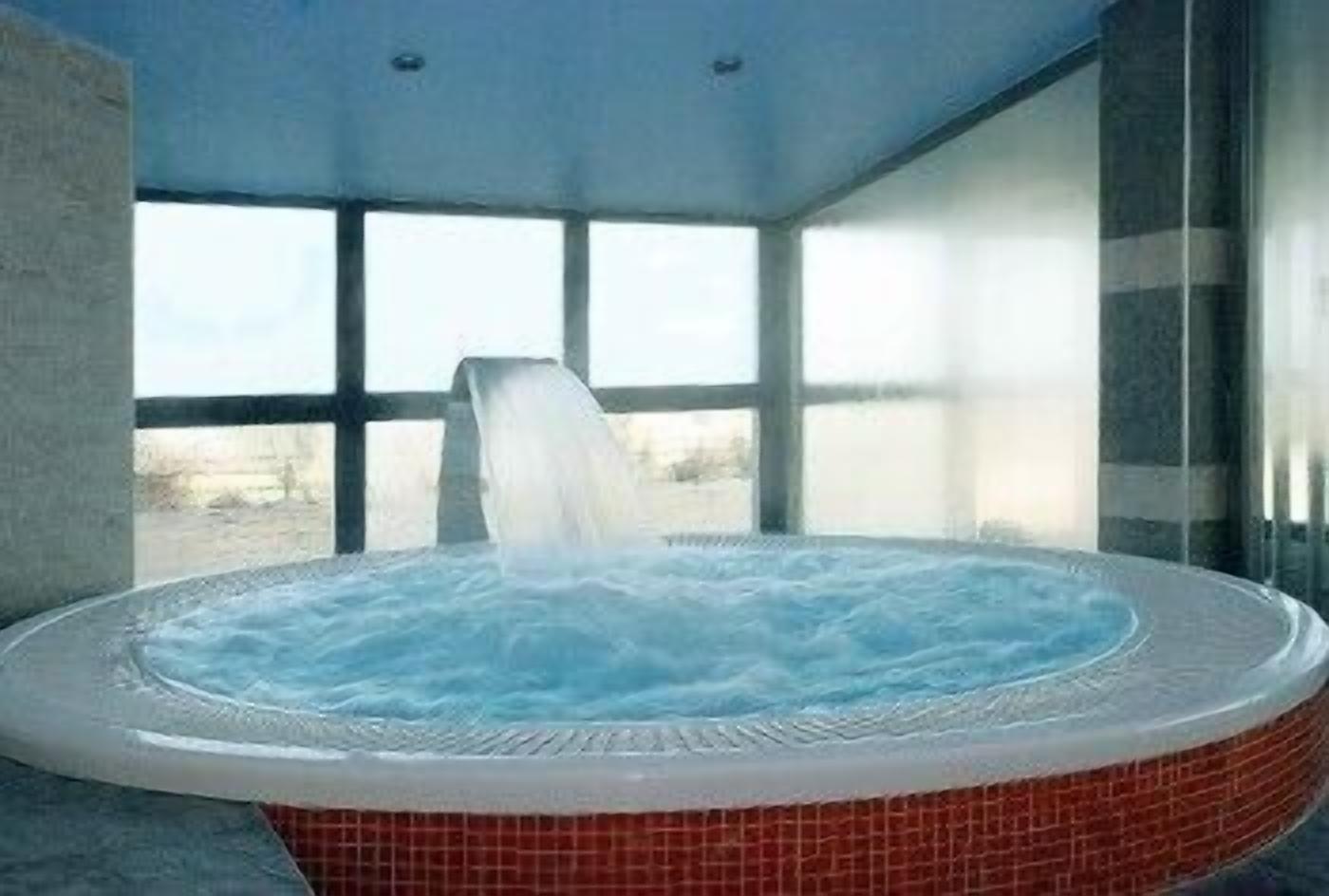 Indoor spa tub