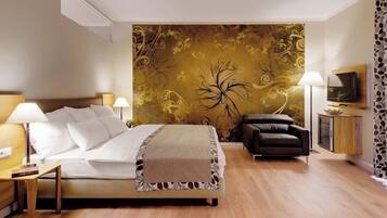 เครื่องนอนระดับพรีเมียม, ตู้นิรภัยในห้องพัก, โต๊ะทำงาน