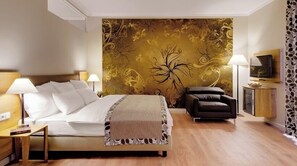 Premium bedding, in-room safe, desk, laptop workspace