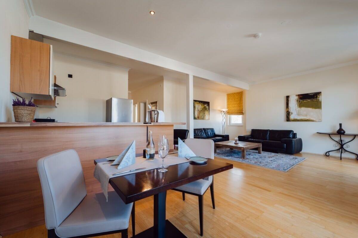 Un espace de vie moderne comprenant un coin repas, un canapé et une table basse.