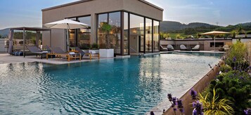 Sauna, steam room, body treatments, aromatherapy, hot stone massages