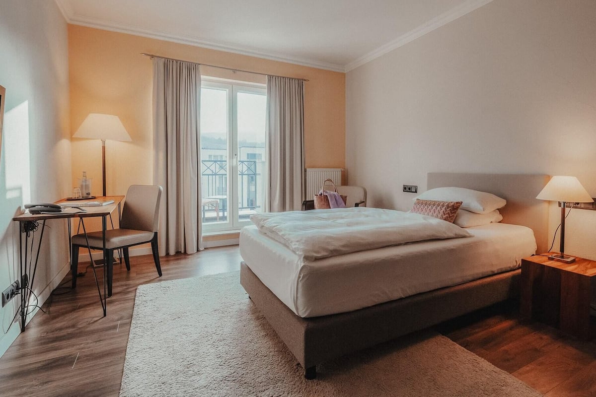 Chambre Simple Supérieure | Literie de qualité supérieure, coffres-forts dans les chambres, bureau