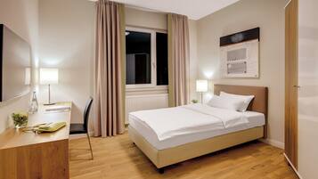 Ropa de cama de alta calidad y caja de seguridad en la habitación