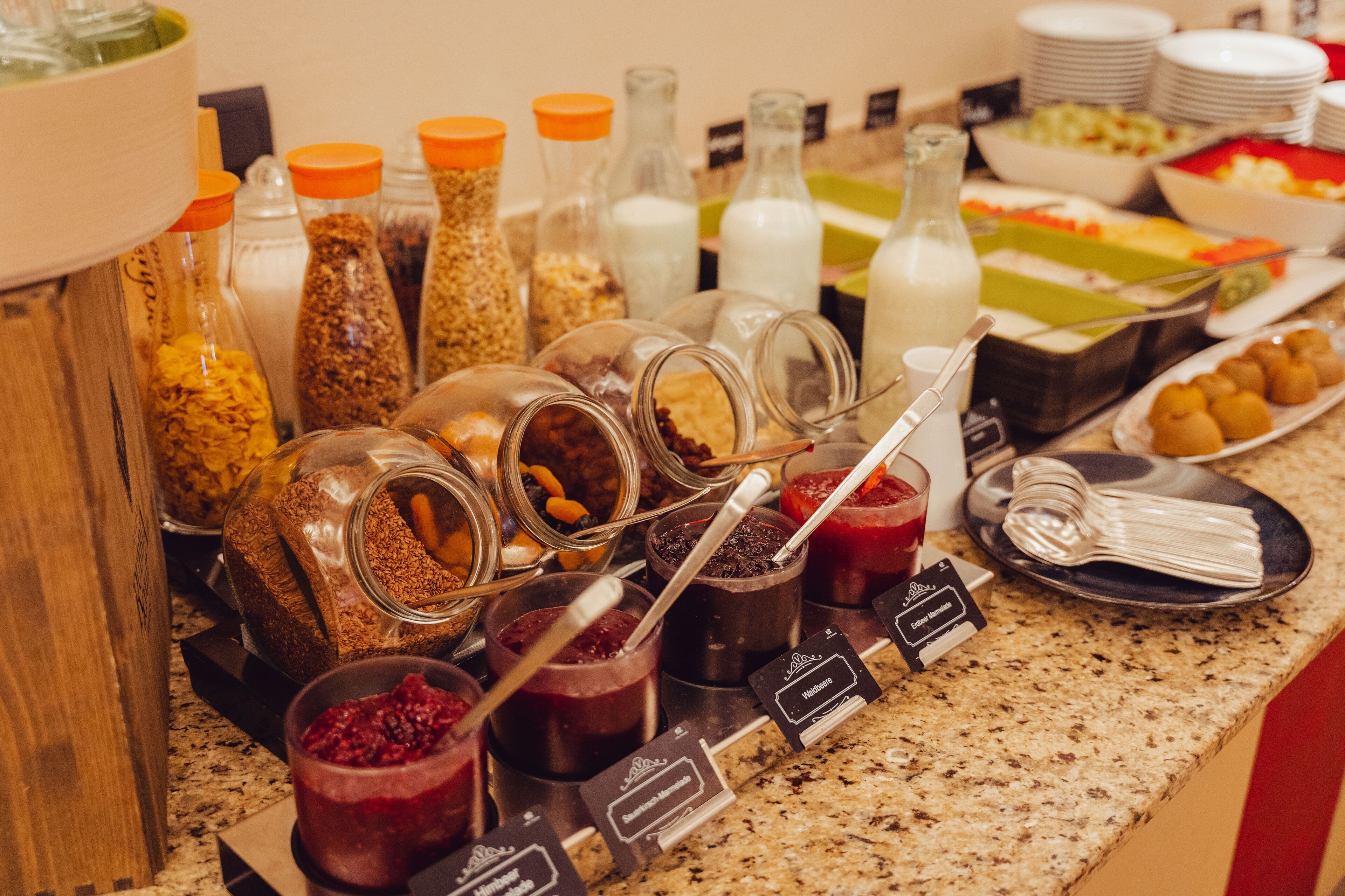 Un bufé con diversos alimentos y salsas.