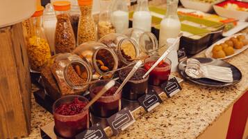 Un bufé con diversos alimentos y salsas.