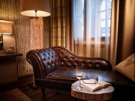 Deluxe Double Room, Hot Tub | Hypo-allergenic bedding, minibar, in-room safe, desk