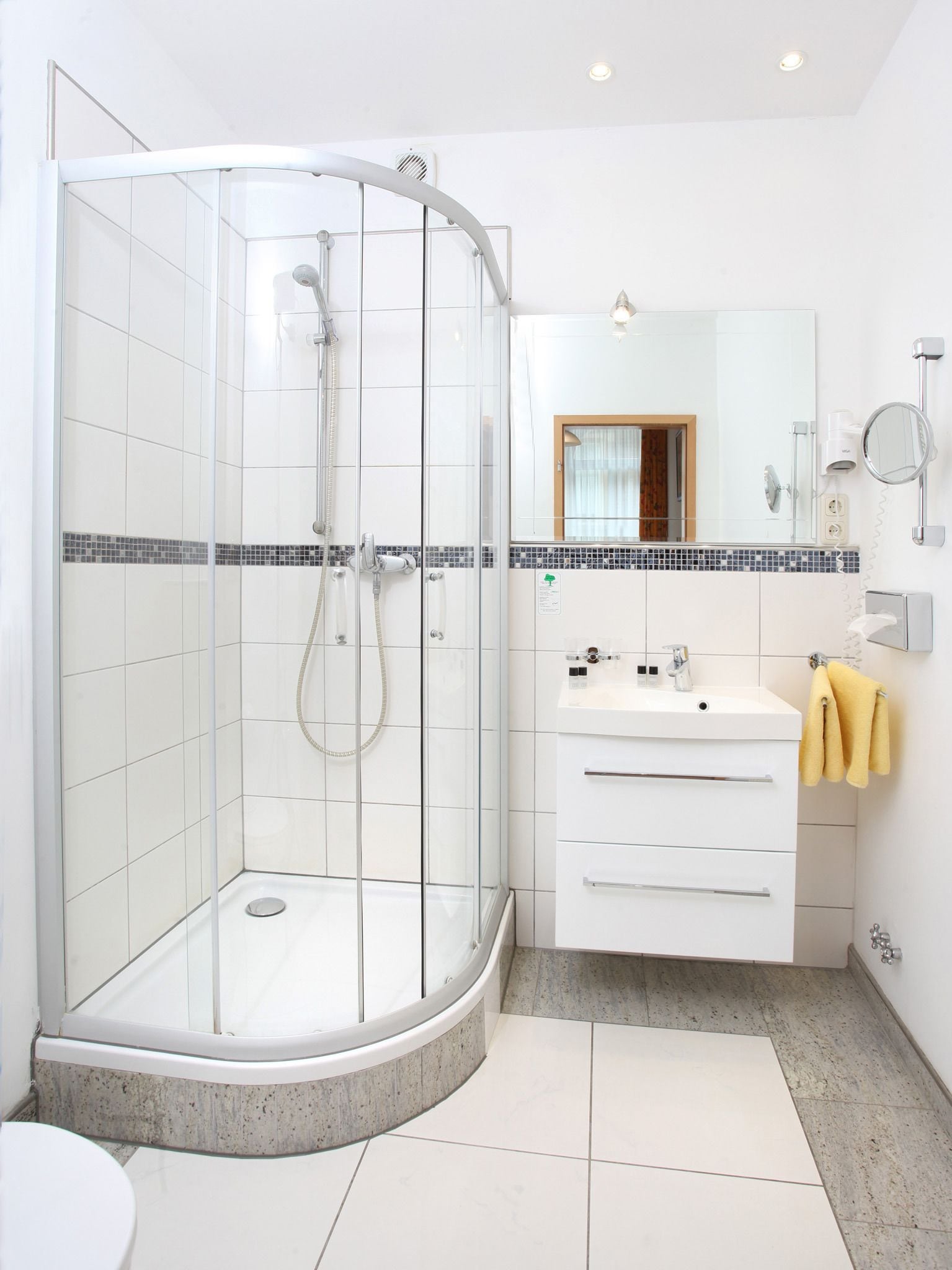 junior suite | bathroom | free toiletries, hair dryer, towels
