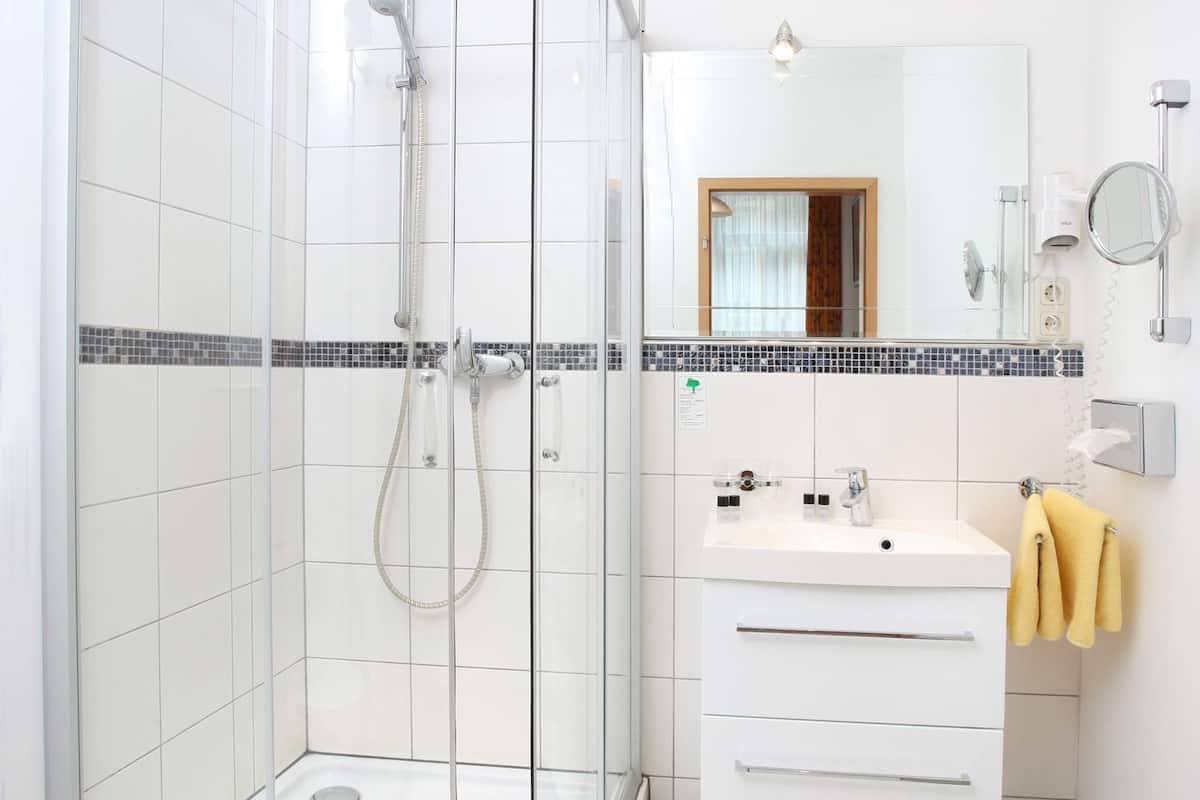 junior suite | bathroom | free toiletries, hair dryer, towels