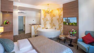 Wellness - Suite | Seprai antialergi, minibar, brankas, dan meja kerja