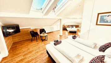 Dachgeschoss Dreibettzimer | Allergikerbettwaren, Minibar, Zimmersafe, Schreibtisch