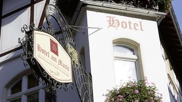 Une enseigne d’hôtel au design traditionnel, comprenant des armoiries et les mots « Hotel am Markt » et « Restaurant, Café ».