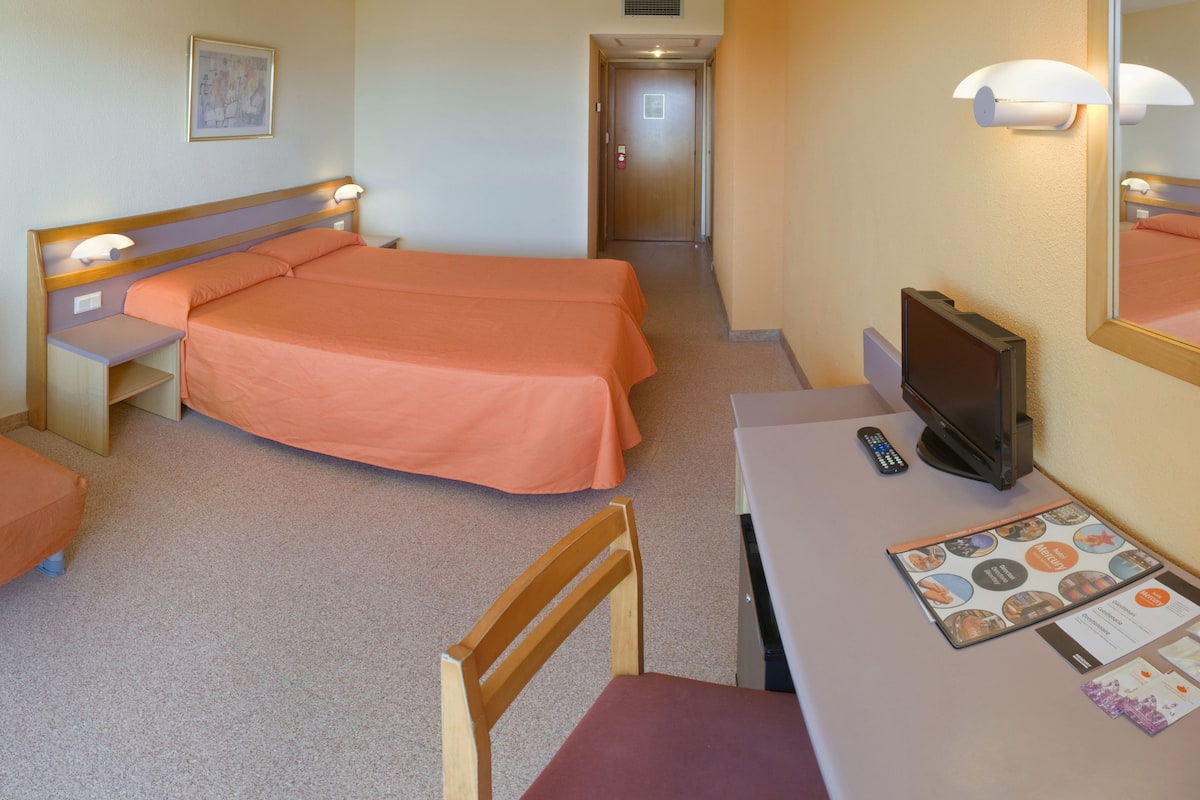 Een kluis op de kamer, een bureau, beddengoed