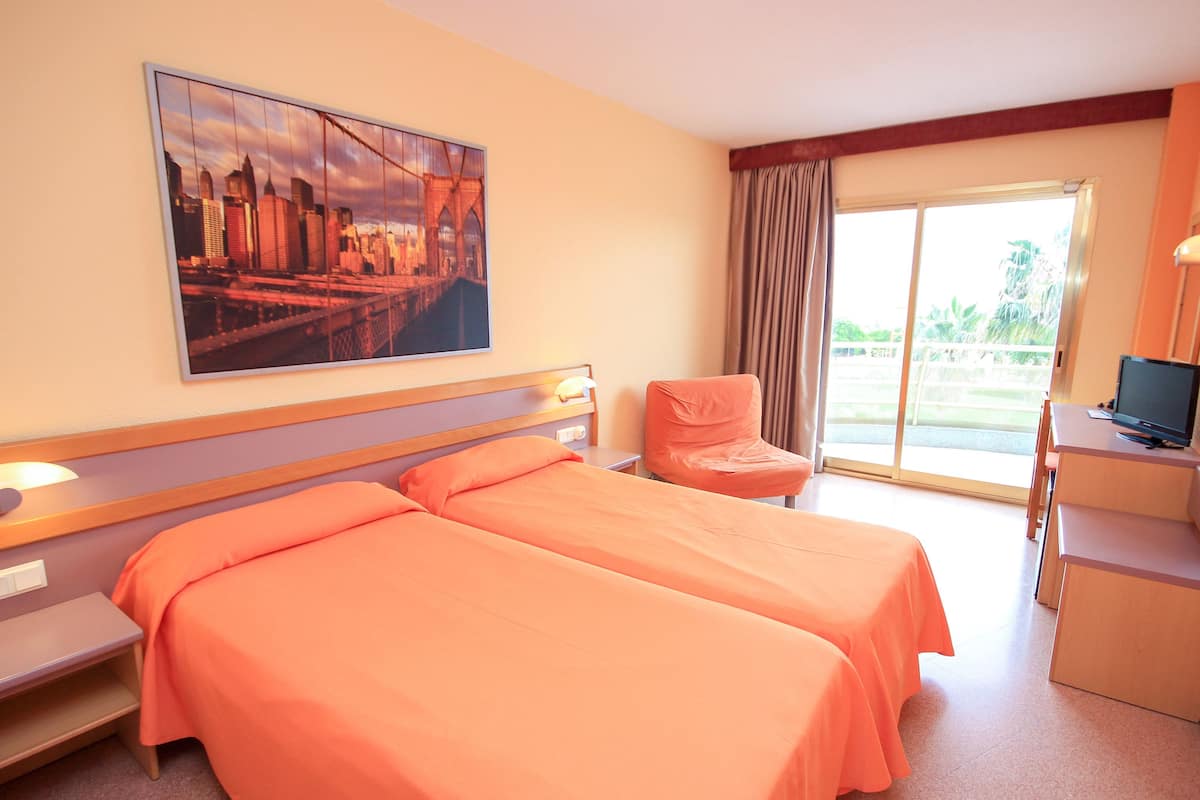 In-room safe, desk, bed sheets
