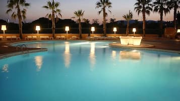 Kolam renang terbuka bermusim, kerusi lepak pantai