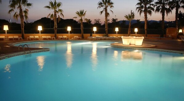 Seasonal outdoor pool, pool loungers