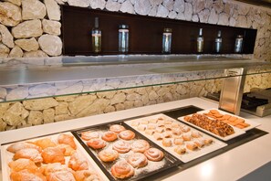Daily buffet breakfast for a fee - HM Balanguera Beach- Adults Only (Palma de Mallorca)