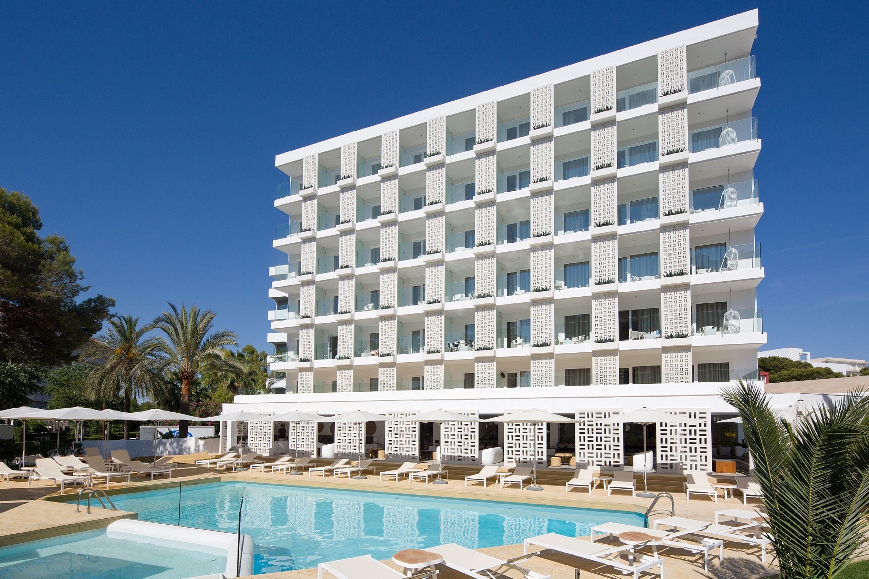 2 outdoor pools, open 10:00 AM to 7:00 PM, pool umbrellas, pool loungers