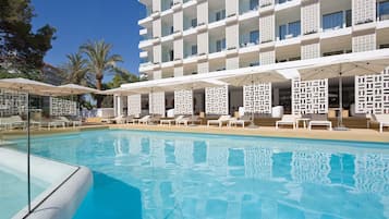 2 piscines a l'aire lliure (horari: 10:00-19:00), para-sols i gandules