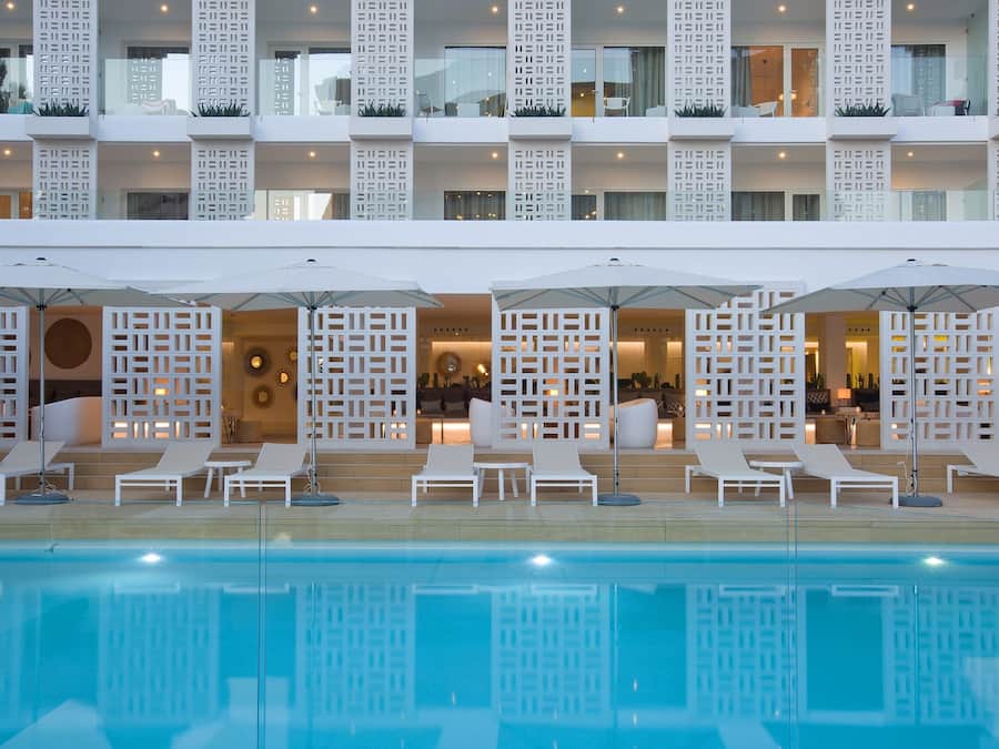 2 piscinas externas, funciona das 10h às 19h, guarda-sóis
