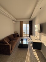 Escritorio, cortinas blackout y tabla de planchar con plancha 