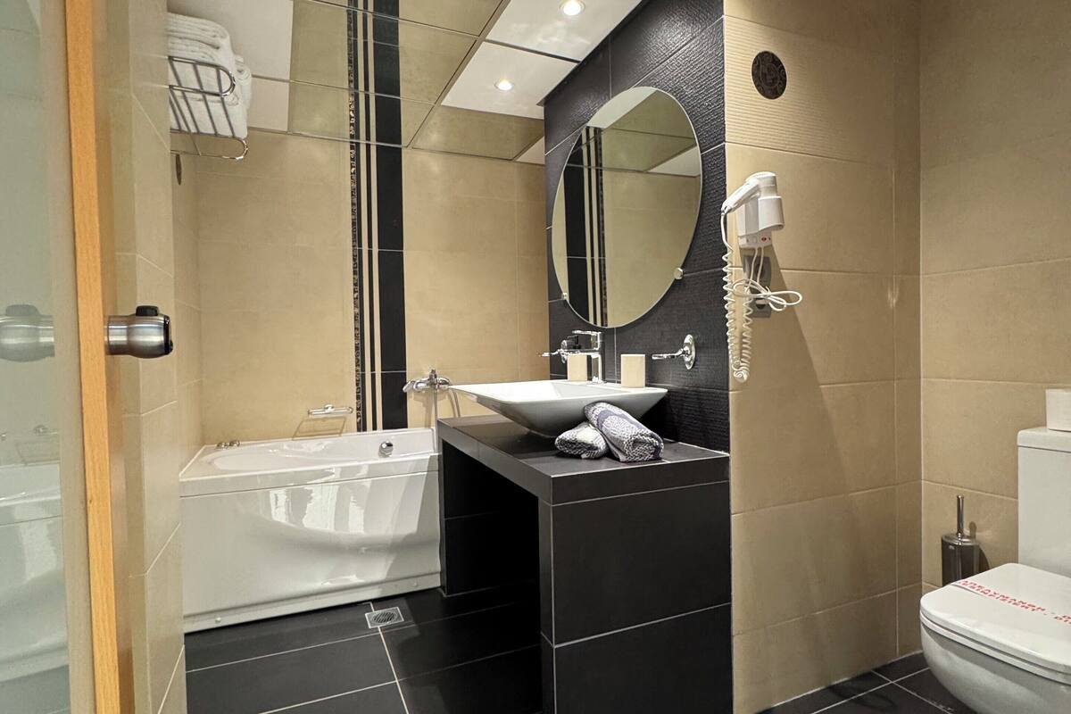 suite, sea view | bathroom | shower, free toiletries, hair dryer, towels