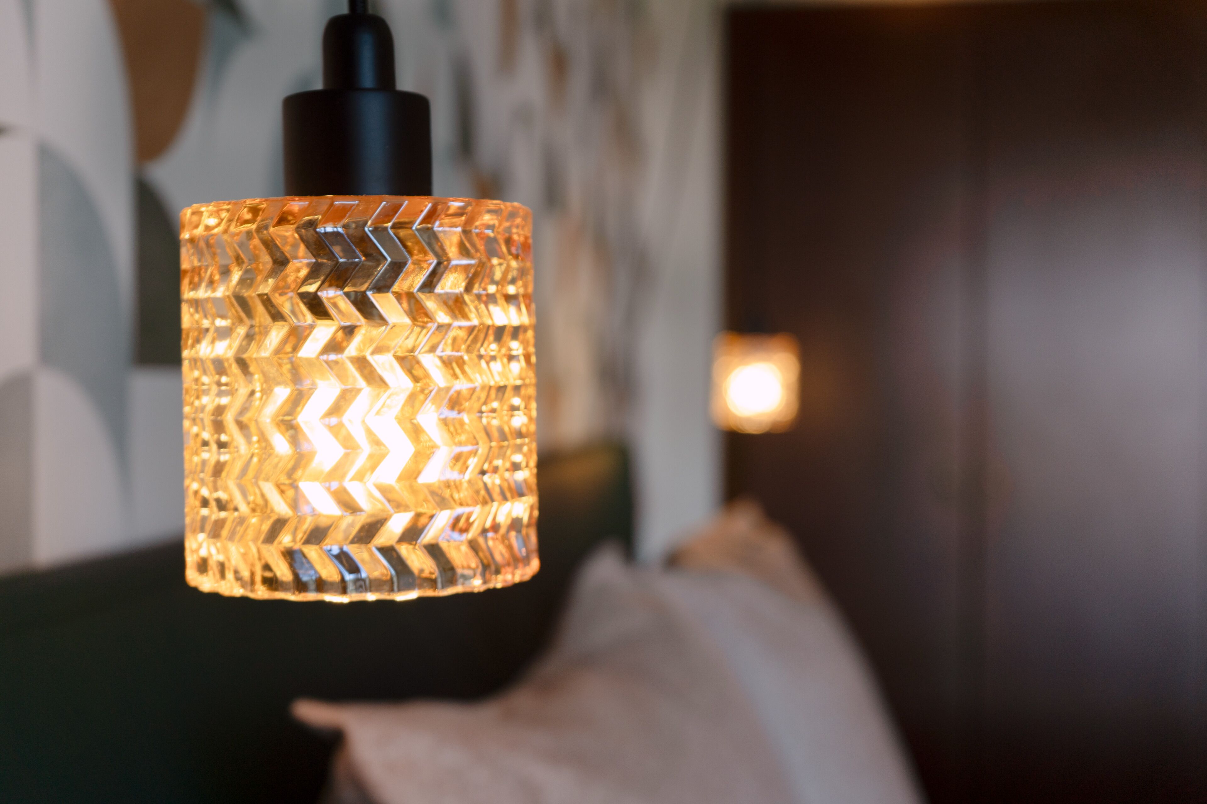 Un luminaire suspendu orné d’un motif géométrique.