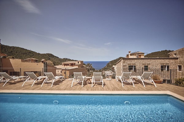 Piscina interna, piscina externa, guarda-sóis, espreguiçadeiras