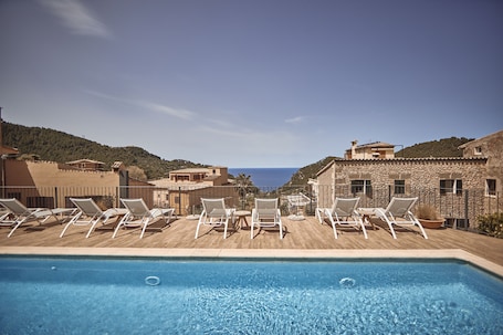 Una piscina techada, una piscina al aire libre, sombrillas. Hotel Maristel & Spa - Adults Only