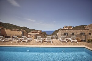 Inomhuspool, utomhuspool, parasoller och solstolar