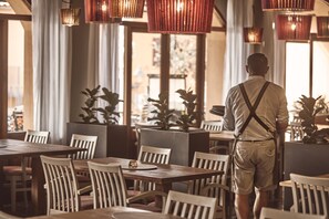 朝食、ディナーに営業