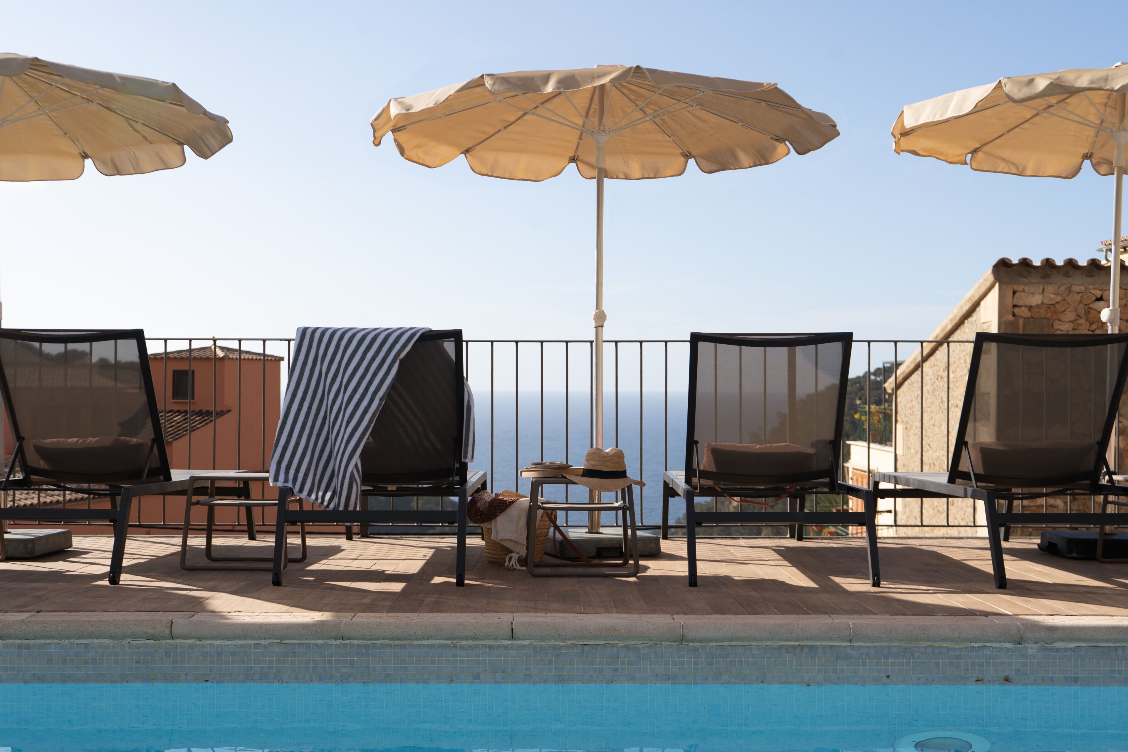 Inomhuspool, utomhuspool, parasoller och solstolar