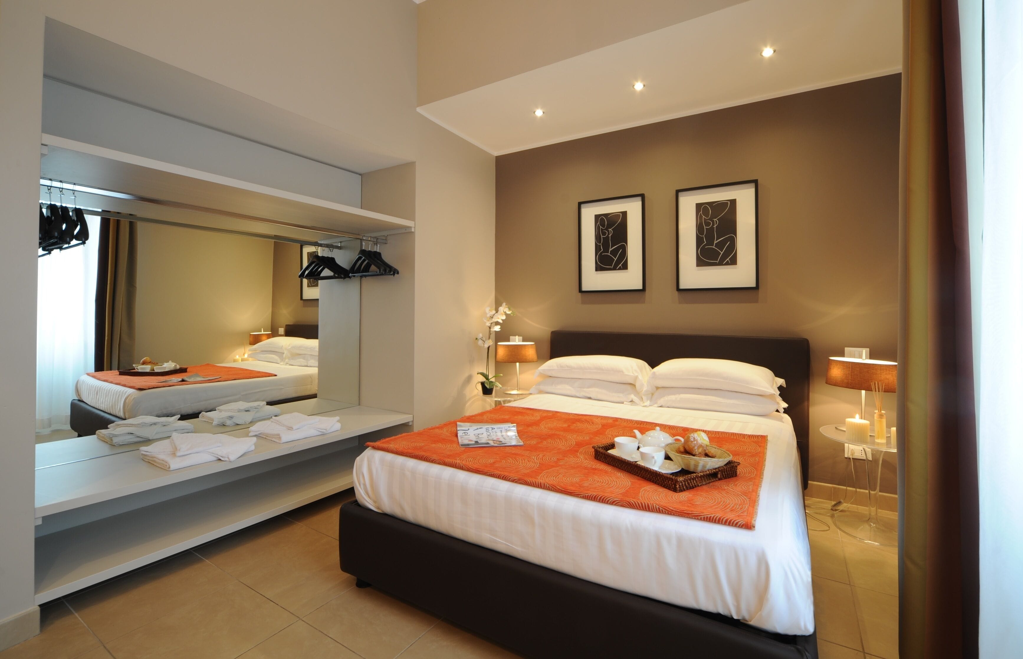 Desk, cribs (free), WiFi (free), bed sheets