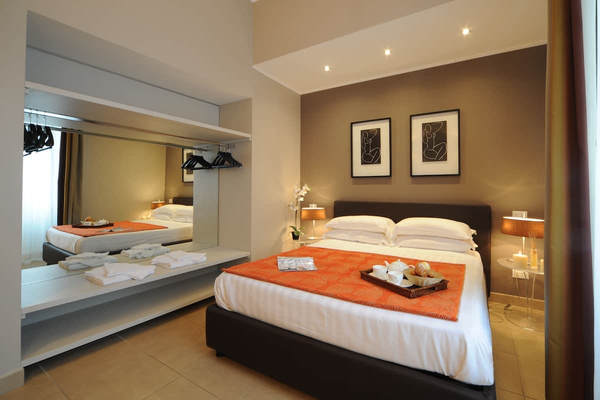 Escritorio, cunas gratuitas, wifi gratis y ropa de cama