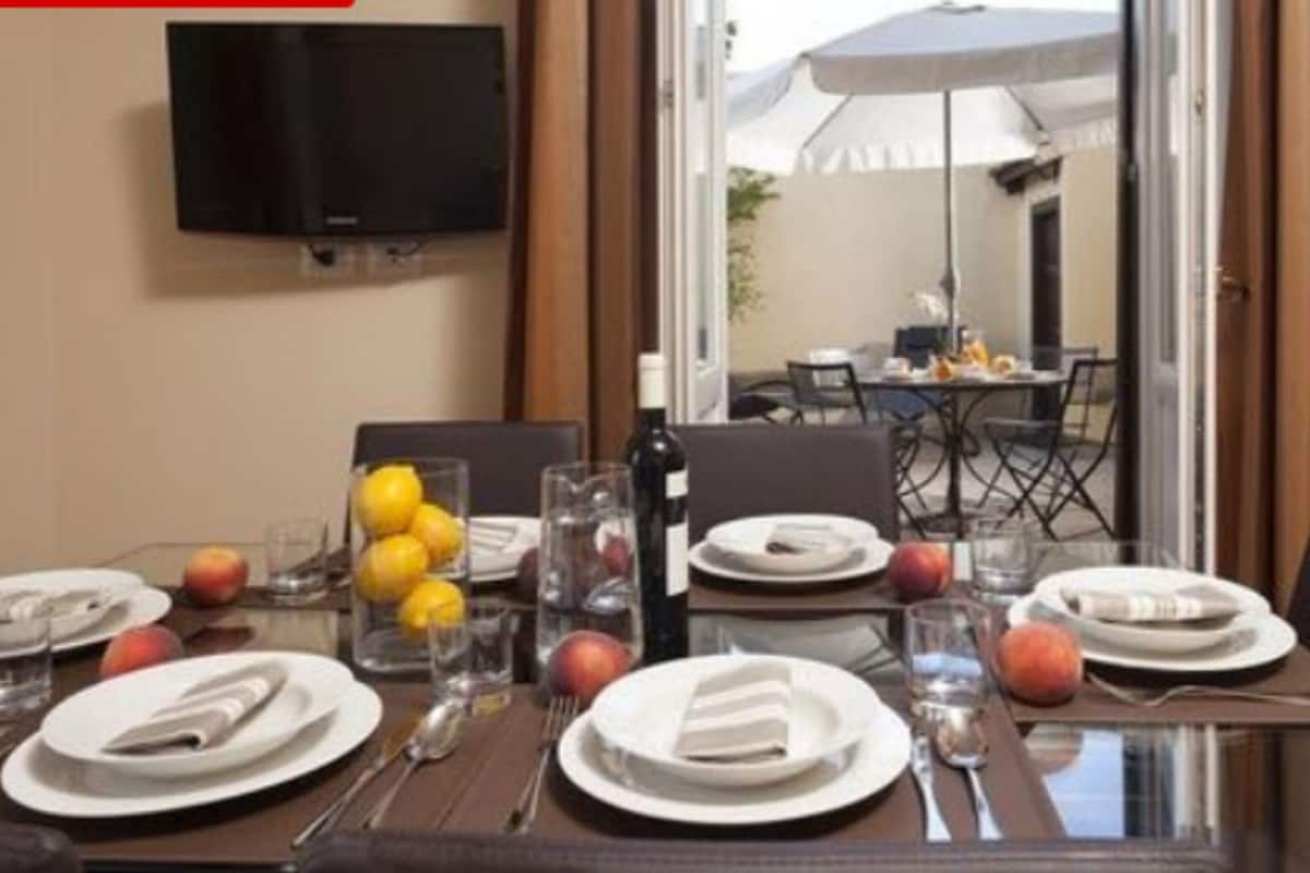 Superior appartement, 2 slaapkamers, terras | Privékeuken | Een koelkast, een magnetron, een oven, een kookplaat