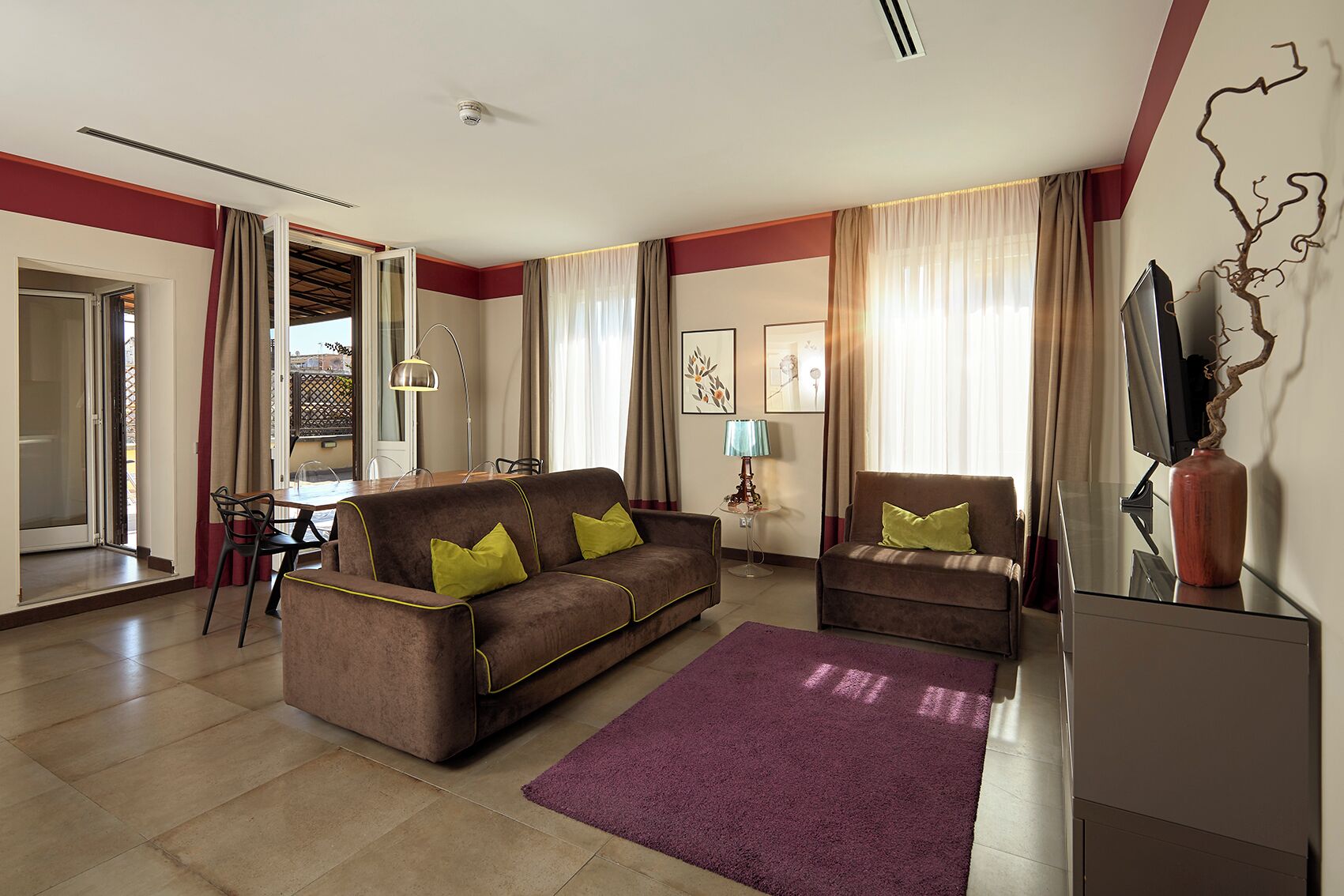 Superior-Apartment, 1 Schlafzimmer, Balkon, Stadtblick | Schreibtisch, kostenlose Babybetten, kostenloses WLAN, Bettwäsche