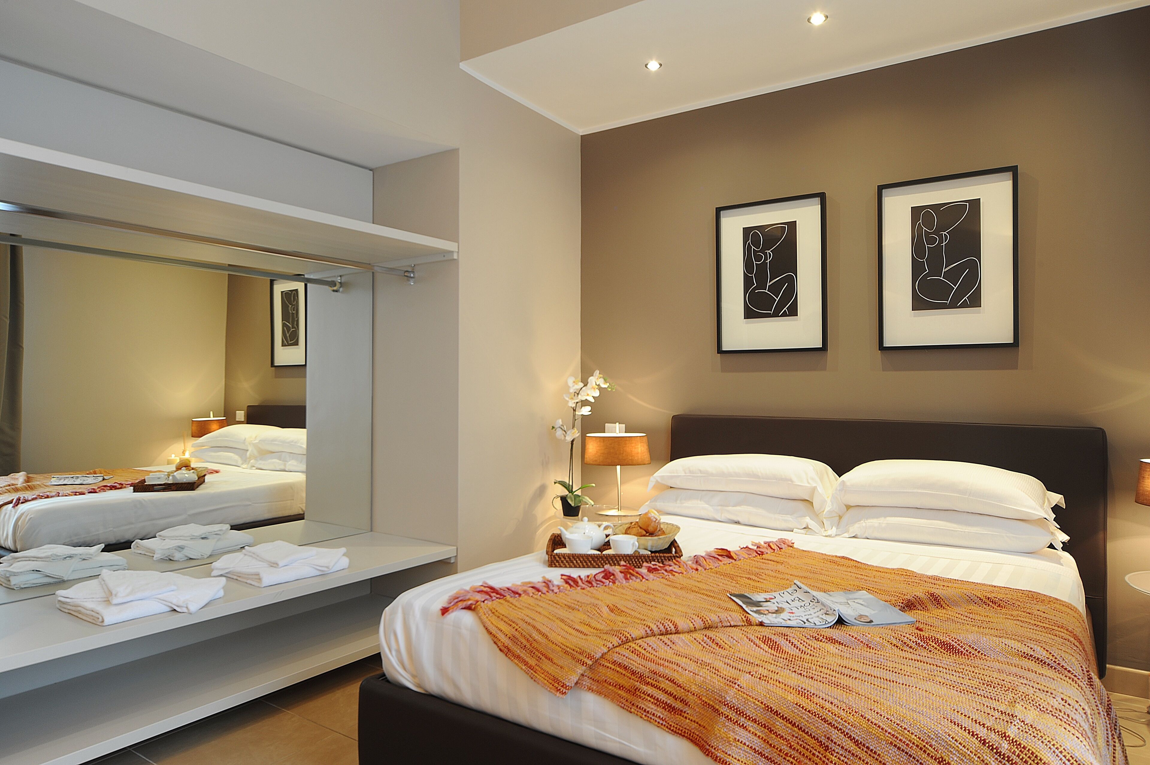 Desk, cribs (free), WiFi (free), bed sheets