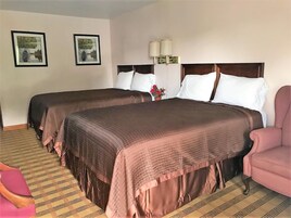 Habitación estándar doble | Escritorio, tabla de planchar con plancha, camas supletorias