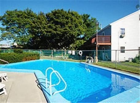 Una piscina al aire libre de temporada