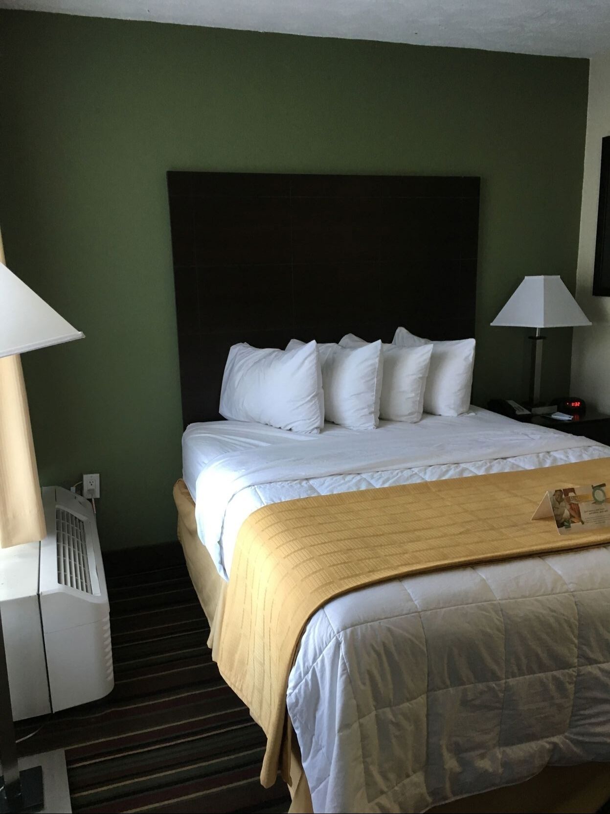Escritorio, espacio para trabajar con laptop y cortinas blackout 