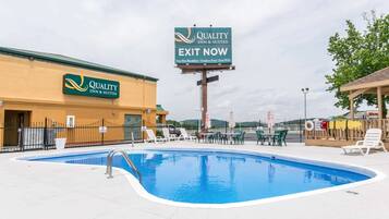 Outdoor pool, pool loungers